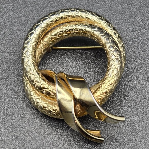 Vintage Gold-Tone Textured Double Entwined Rope Love Knot Pin Brooch - Picture 5 of 6